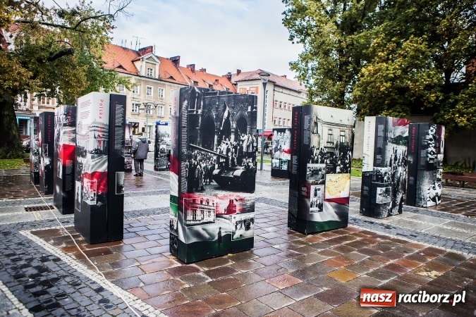 Zdjęcie w galerii na portalu naszraciborz.pl: Na skwerze ks. Stefana Pieczki otwarto wystawę pt. 1956. Polska-Węgry. Pamięć i Historia wiadomości z regionu