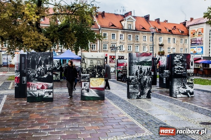 Zdjęcie w galerii na portalu naszraciborz.pl: Na skwerze ks. Stefana Pieczki otwarto wystawę pt. 1956. Polska-Węgry. Pamięć i Historia wiadomości z regionu