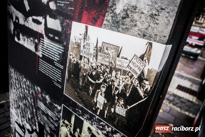 Zdjęcie w galerii na portalu naszraciborz.pl: Na skwerze ks. Stefana Pieczki otwarto wystawę pt. 1956. Polska-Węgry. Pamięć i Historia wiadomości z regionu