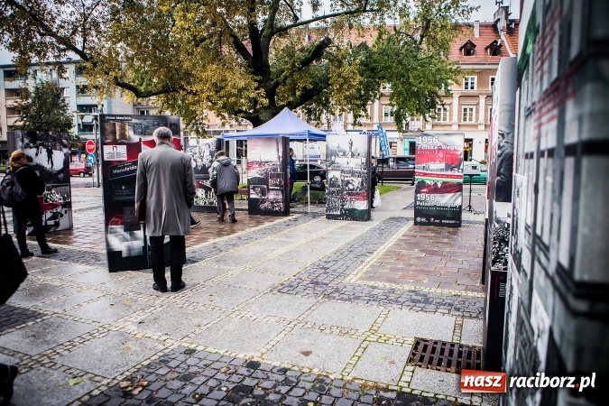 Zdjęcie w galerii na portalu naszraciborz.pl: Na skwerze ks. Stefana Pieczki otwarto wystawę pt. 1956. Polska-Węgry. Pamięć i Historia wiadomości z regionu