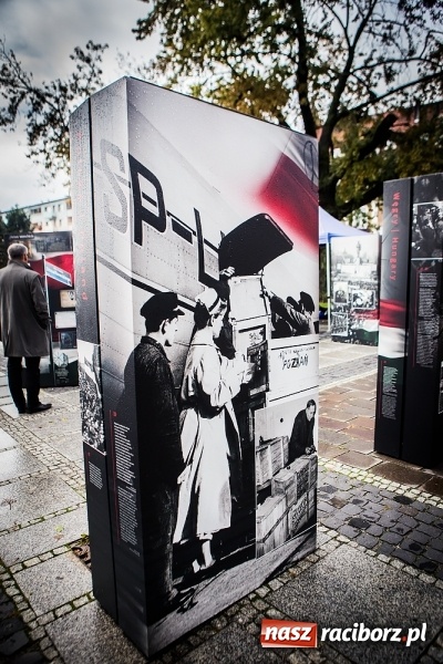 Zdjęcie w galerii na portalu naszraciborz.pl: Na skwerze ks. Stefana Pieczki otwarto wystawę pt. 1956. Polska-Węgry. Pamięć i Historia wiadomości z regionu