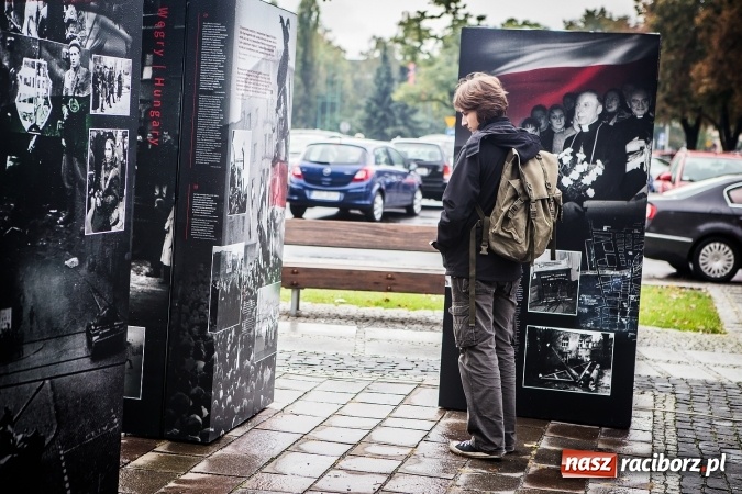 Zdjęcie w galerii na portalu naszraciborz.pl: Na skwerze ks. Stefana Pieczki otwarto wystawę pt. 1956. Polska-Węgry. Pamięć i Historia wiadomości z regionu