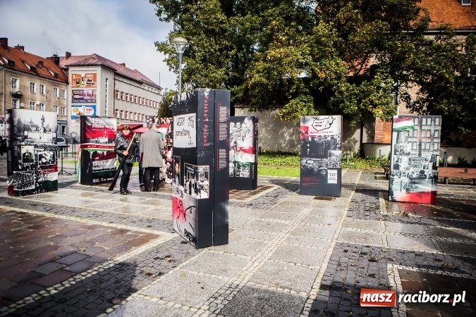 Zdjęcie w galerii na portalu naszraciborz.pl: Na skwerze ks. Stefana Pieczki otwarto wystawę pt. 1956. Polska-Węgry. Pamięć i Historia wiadomości z regionu