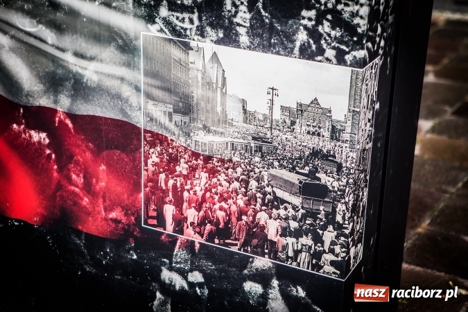 Zdjęcie w galerii na portalu naszraciborz.pl: Na skwerze ks. Stefana Pieczki otwarto wystawę pt. 1956. Polska-Węgry. Pamięć i Historia wiadomości z regionu