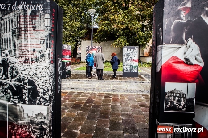 Zdjęcie w galerii na portalu naszraciborz.pl: Na skwerze ks. Stefana Pieczki otwarto wystawę pt. 1956. Polska-Węgry. Pamięć i Historia wiadomości z regionu