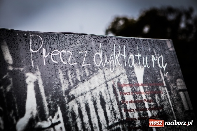 Zdjęcie w galerii na portalu naszraciborz.pl: Na skwerze ks. Stefana Pieczki otwarto wystawę pt. 1956. Polska-Węgry. Pamięć i Historia wiadomości z regionu