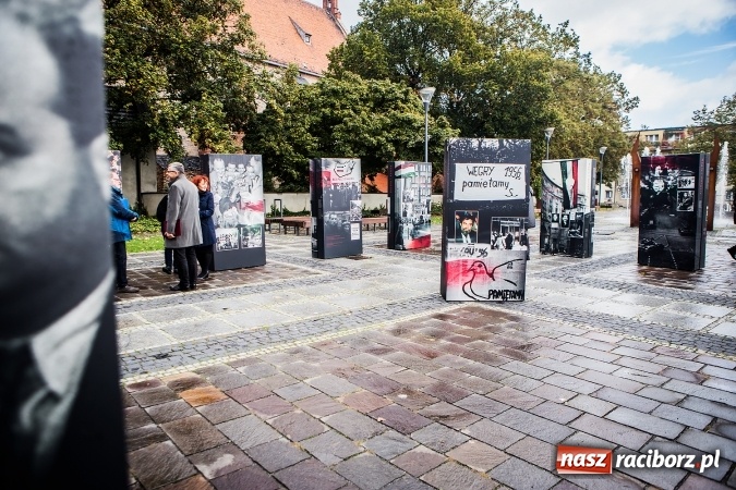 Zdjęcie w galerii na portalu naszraciborz.pl: Na skwerze ks. Stefana Pieczki otwarto wystawę pt. 1956. Polska-Węgry. Pamięć i Historia wiadomości z regionu