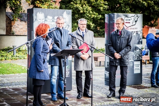Zdjęcie w galerii na portalu naszraciborz.pl: Na skwerze ks. Stefana Pieczki otwarto wystawę pt. 1956. Polska-Węgry. Pamięć i Historia wiadomości z regionu
