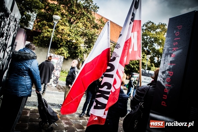 Zdjęcie w galerii na portalu naszraciborz.pl: Na skwerze ks. Stefana Pieczki otwarto wystawę pt. 1956. Polska-Węgry. Pamięć i Historia wiadomości z regionu