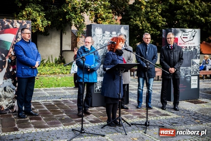 Zdjęcie w galerii na portalu naszraciborz.pl: Na skwerze ks. Stefana Pieczki otwarto wystawę pt. 1956. Polska-Węgry. Pamięć i Historia wiadomości z regionu