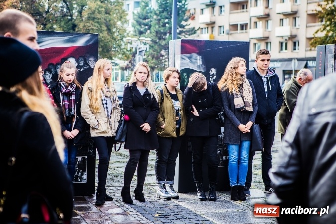 Zdjęcie w galerii na portalu naszraciborz.pl: Na skwerze ks. Stefana Pieczki otwarto wystawę pt. 1956. Polska-Węgry. Pamięć i Historia wiadomości z regionu