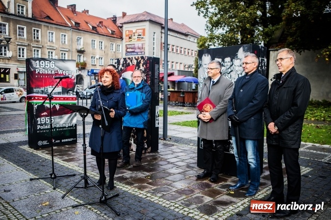 Zdjęcie w galerii na portalu naszraciborz.pl: Na skwerze ks. Stefana Pieczki otwarto wystawę pt. 1956. Polska-Węgry. Pamięć i Historia wiadomości z regionu