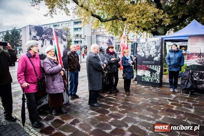 Zdjęcie w galerii na portalu naszraciborz.pl: Na skwerze ks. Stefana Pieczki otwarto wystawę pt. 1956. Polska-Węgry. Pamięć i Historia wiadomości z regionu