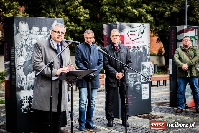 Zdjęcie w galerii na portalu naszraciborz.pl: Na skwerze ks. Stefana Pieczki otwarto wystawę pt. 1956. Polska-Węgry. Pamięć i Historia wiadomości z regionu