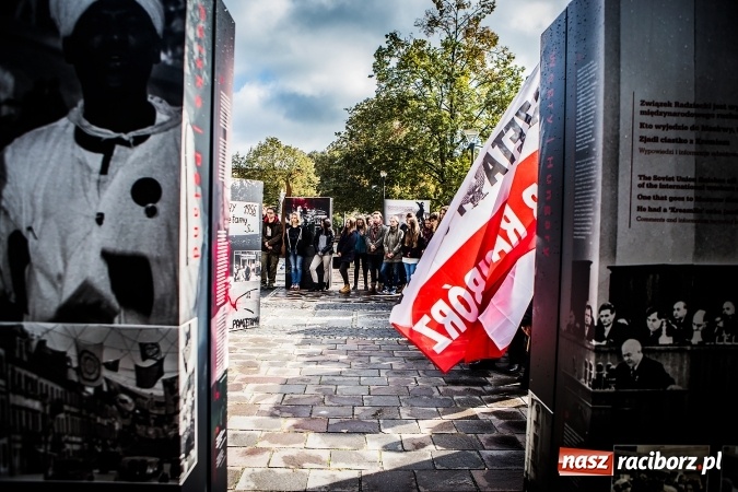 Zdjęcie w galerii na portalu naszraciborz.pl: Na skwerze ks. Stefana Pieczki otwarto wystawę pt. 1956. Polska-Węgry. Pamięć i Historia wiadomości z regionu