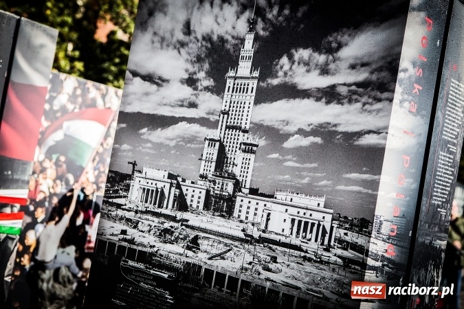 Zdjęcie w galerii na portalu naszraciborz.pl: Na skwerze ks. Stefana Pieczki otwarto wystawę pt. 1956. Polska-Węgry. Pamięć i Historia wiadomości z regionu