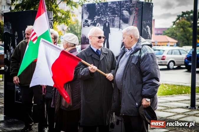Zdjęcie w galerii na portalu naszraciborz.pl: Na skwerze ks. Stefana Pieczki otwarto wystawę pt. 1956. Polska-Węgry. Pamięć i Historia wiadomości z regionu