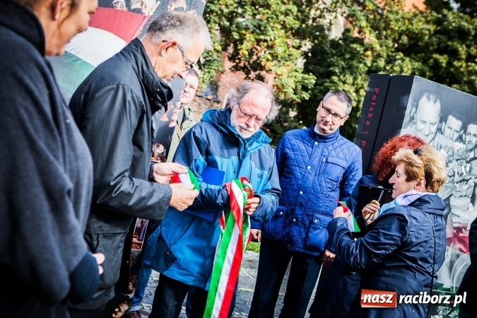 Zdjęcie w galerii na portalu naszraciborz.pl: Na skwerze ks. Stefana Pieczki otwarto wystawę pt. 1956. Polska-Węgry. Pamięć i Historia wiadomości z regionu