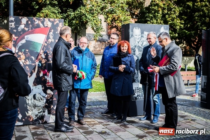 Zdjęcie w galerii na portalu naszraciborz.pl: Na skwerze ks. Stefana Pieczki otwarto wystawę pt. 1956. Polska-Węgry. Pamięć i Historia wiadomości z regionu