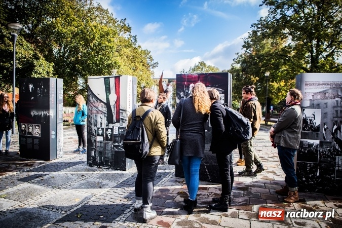 Zdjęcie w galerii na portalu naszraciborz.pl: Na skwerze ks. Stefana Pieczki otwarto wystawę pt. 1956. Polska-Węgry. Pamięć i Historia wiadomości z regionu