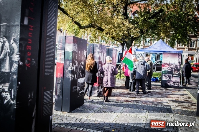 Zdjęcie w galerii na portalu naszraciborz.pl: Na skwerze ks. Stefana Pieczki otwarto wystawę pt. 1956. Polska-Węgry. Pamięć i Historia wiadomości z regionu