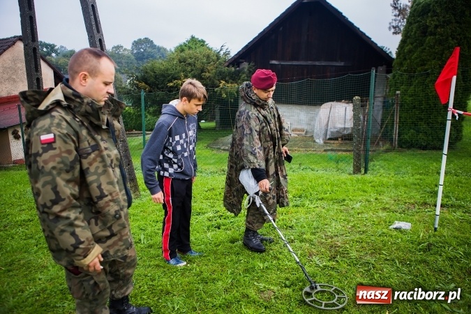 Zdjęcie w galerii na portalu naszraciborz.pl: Młody Saper 2016: Uczniowie ZSP w Brzeźnicy szukali niewybuchów wiadomości z regionu