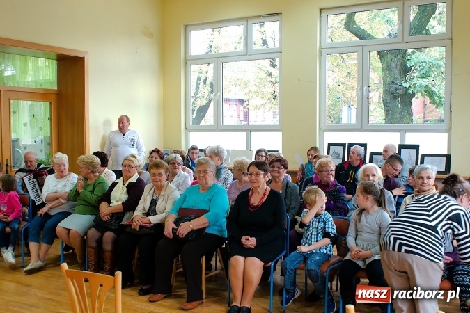 Zdjęcie w galerii na portalu naszraciborz.pl: Przystań łączy pokolenia. Piknik artystyczny w Centrum Młodzieżowym wiadomości z regionu