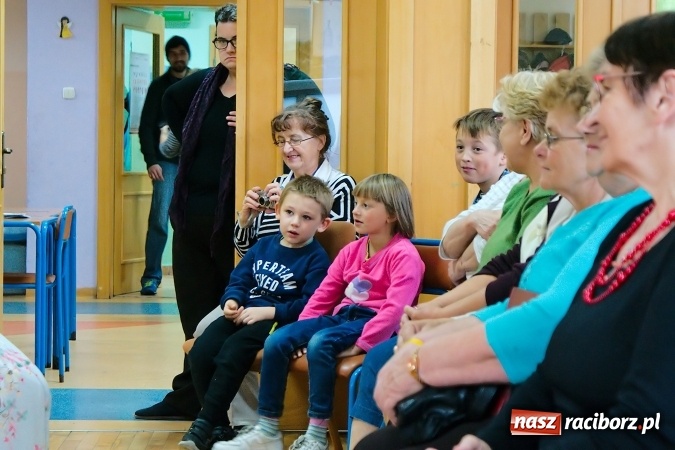 Zdjęcie w galerii na portalu naszraciborz.pl: Przystań łączy pokolenia. Piknik artystyczny w Centrum Młodzieżowym wiadomości z regionu