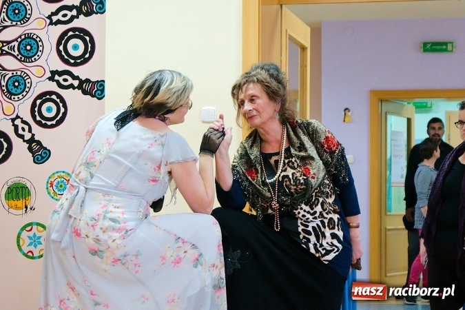 Zdjęcie w galerii na portalu naszraciborz.pl: Przystań łączy pokolenia. Piknik artystyczny w Centrum Młodzieżowym wiadomości z regionu