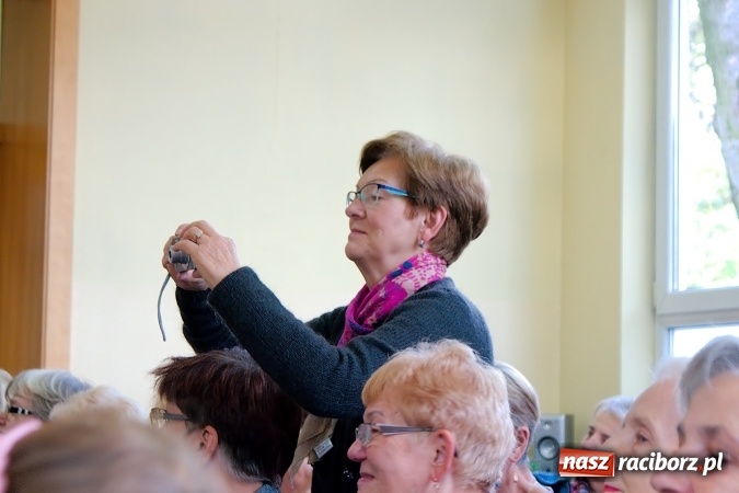 Zdjęcie w galerii na portalu naszraciborz.pl: Przystań łączy pokolenia. Piknik artystyczny w Centrum Młodzieżowym wiadomości z regionu