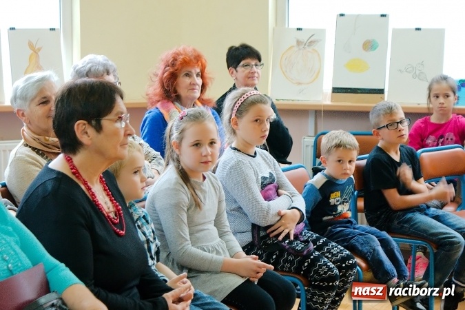Zdjęcie w galerii na portalu naszraciborz.pl: Przystań łączy pokolenia. Piknik artystyczny w Centrum Młodzieżowym wiadomości z regionu
