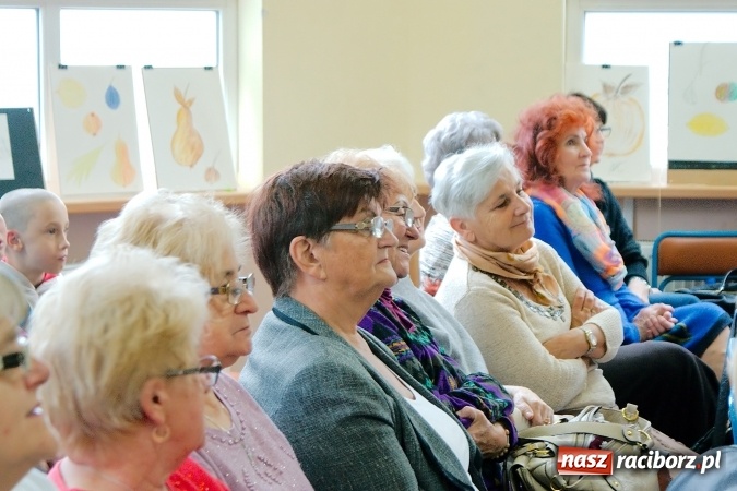 Zdjęcie w galerii na portalu naszraciborz.pl: Przystań łączy pokolenia. Piknik artystyczny w Centrum Młodzieżowym wiadomości z regionu