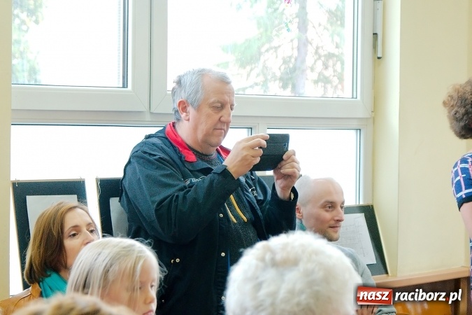 Zdjęcie w galerii na portalu naszraciborz.pl: Przystań łączy pokolenia. Piknik artystyczny w Centrum Młodzieżowym wiadomości z regionu