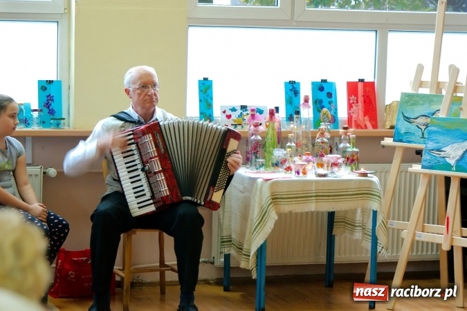 Zdjęcie w galerii na portalu naszraciborz.pl: Przystań łączy pokolenia. Piknik artystyczny w Centrum Młodzieżowym wiadomości z regionu