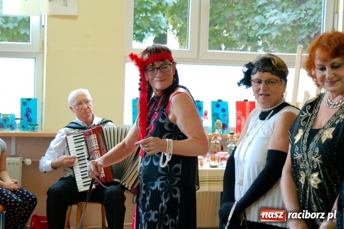 Zdjęcie w galerii na portalu naszraciborz.pl: Przystań łączy pokolenia. Piknik artystyczny w Centrum Młodzieżowym wiadomości z regionu