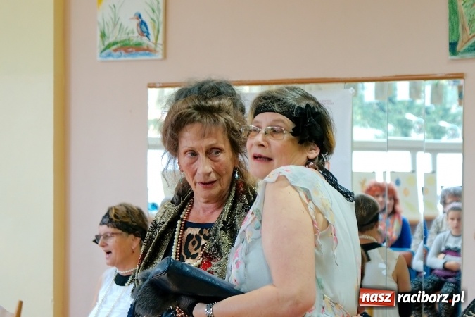 Zdjęcie w galerii na portalu naszraciborz.pl: Przystań łączy pokolenia. Piknik artystyczny w Centrum Młodzieżowym wiadomości z regionu