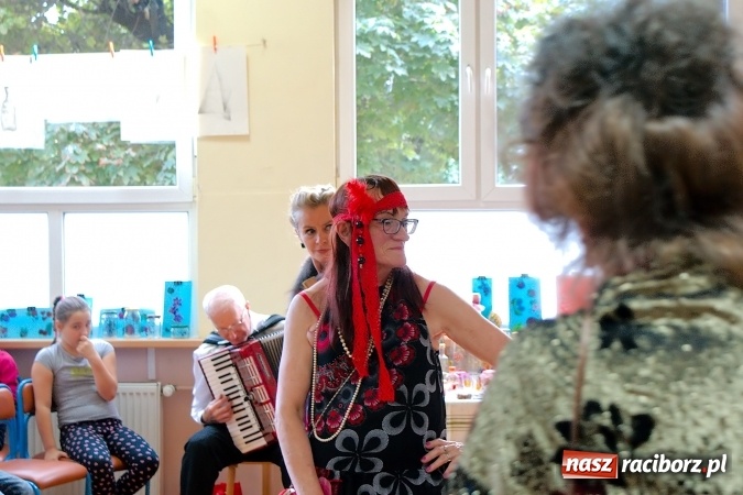 Zdjęcie w galerii na portalu naszraciborz.pl: Przystań łączy pokolenia. Piknik artystyczny w Centrum Młodzieżowym wiadomości z regionu