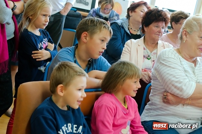 Zdjęcie w galerii na portalu naszraciborz.pl: Przystań łączy pokolenia. Piknik artystyczny w Centrum Młodzieżowym wiadomości z regionu