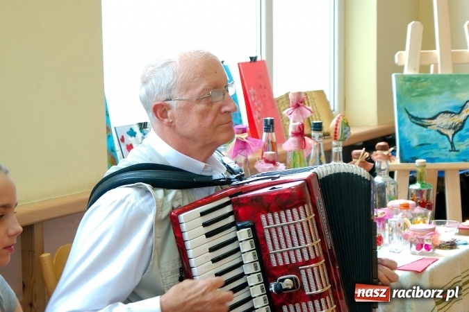 Zdjęcie w galerii na portalu naszraciborz.pl: Przystań łączy pokolenia. Piknik artystyczny w Centrum Młodzieżowym wiadomości z regionu