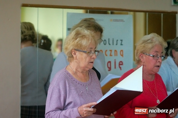 Zdjęcie w galerii na portalu naszraciborz.pl: Przystań łączy pokolenia. Piknik artystyczny w Centrum Młodzieżowym wiadomości z regionu