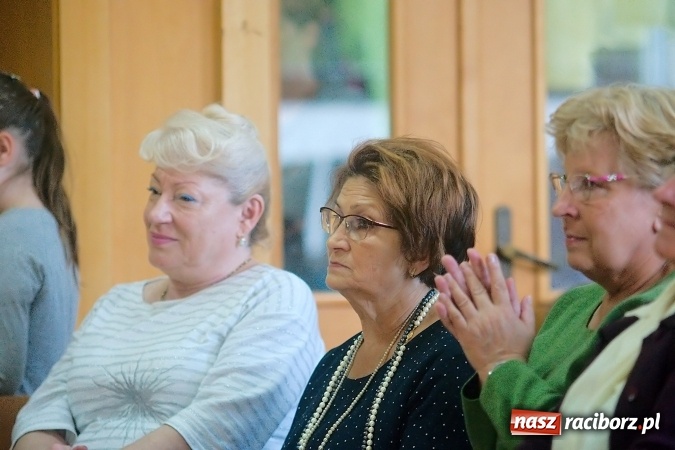 Zdjęcie w galerii na portalu naszraciborz.pl: Przystań łączy pokolenia. Piknik artystyczny w Centrum Młodzieżowym wiadomości z regionu