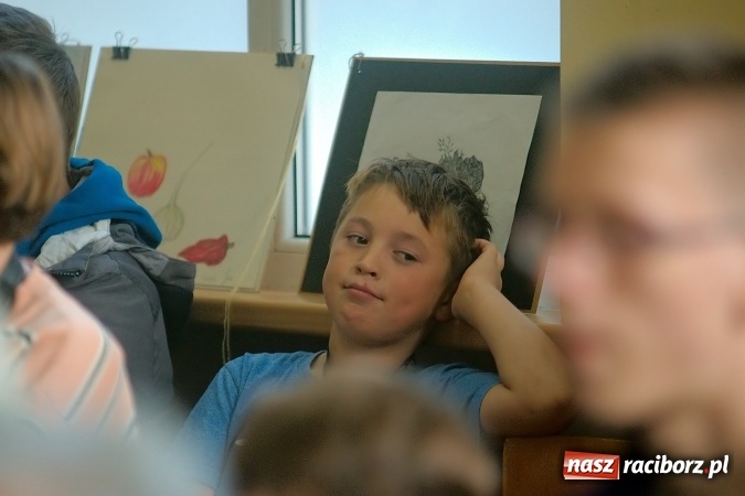 Zdjęcie w galerii na portalu naszraciborz.pl: Przystań łączy pokolenia. Piknik artystyczny w Centrum Młodzieżowym wiadomości z regionu