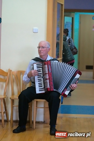 Zdjęcie w galerii na portalu naszraciborz.pl: Przystań łączy pokolenia. Piknik artystyczny w Centrum Młodzieżowym wiadomości z regionu