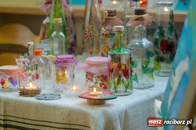 Zdjęcie w galerii na portalu naszraciborz.pl: Przystań łączy pokolenia. Piknik artystyczny w Centrum Młodzieżowym wiadomości z regionu