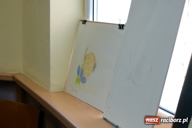 Zdjęcie w galerii na portalu naszraciborz.pl: Przystań łączy pokolenia. Piknik artystyczny w Centrum Młodzieżowym wiadomości z regionu