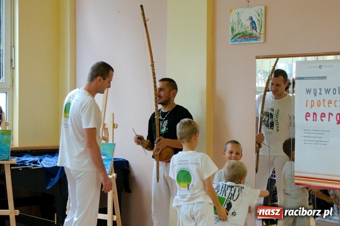 Zdjęcie w galerii na portalu naszraciborz.pl: Przystań łączy pokolenia. Piknik artystyczny w Centrum Młodzieżowym wiadomości z regionu