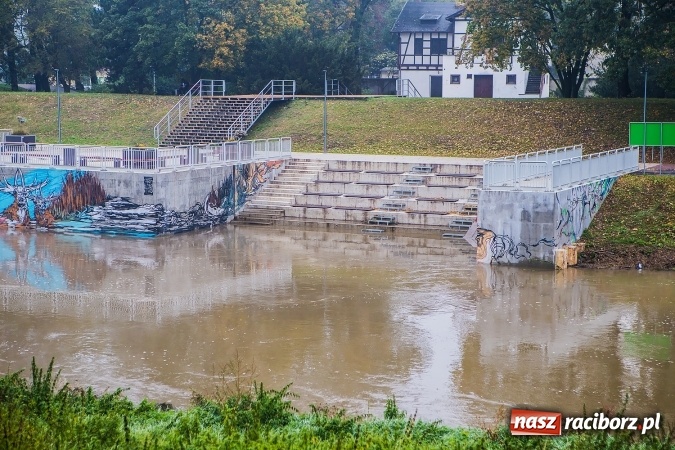 Zdjęcie w galerii na portalu naszraciborz.pl: Odra w Miedoni blisko trzy metry w g&oacute;rę po opadach. Przekroczyła stan ostrzegawczy wiadomości z regionu