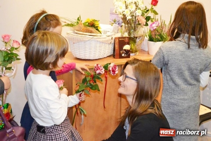 Zdjęcie w galerii na portalu naszraciborz.pl: Na styku światów - wystawa prac matki i córki w galerii Obok wiadomości z regionu