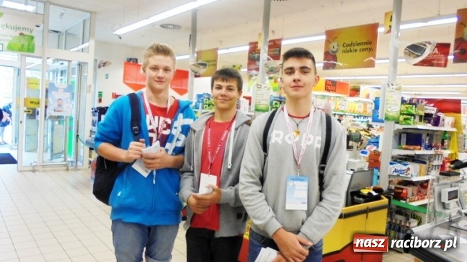 Zdjęcie w galerii na portalu naszraciborz.pl: Wolontariat młodzieży z Gimnazjum nr 5  wiadomości z regionu