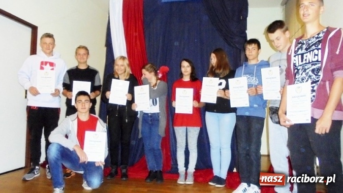 Zdjęcie w galerii na portalu naszraciborz.pl: Wolontariat młodzieży z Gimnazjum nr 5  wiadomości z regionu